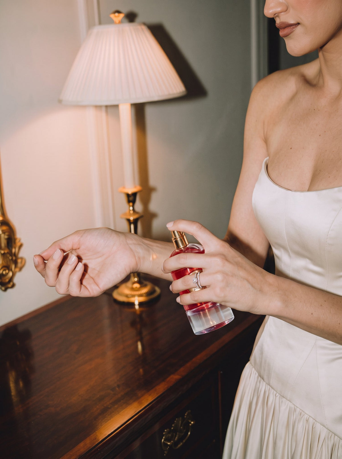 La sposa spruzza il profumo sul polso