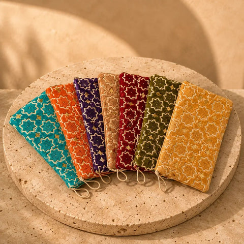 Sette pochette ricamate a ventaglio: turchese, arancio, viola, sabbia, rosso, verde oliva e oro.