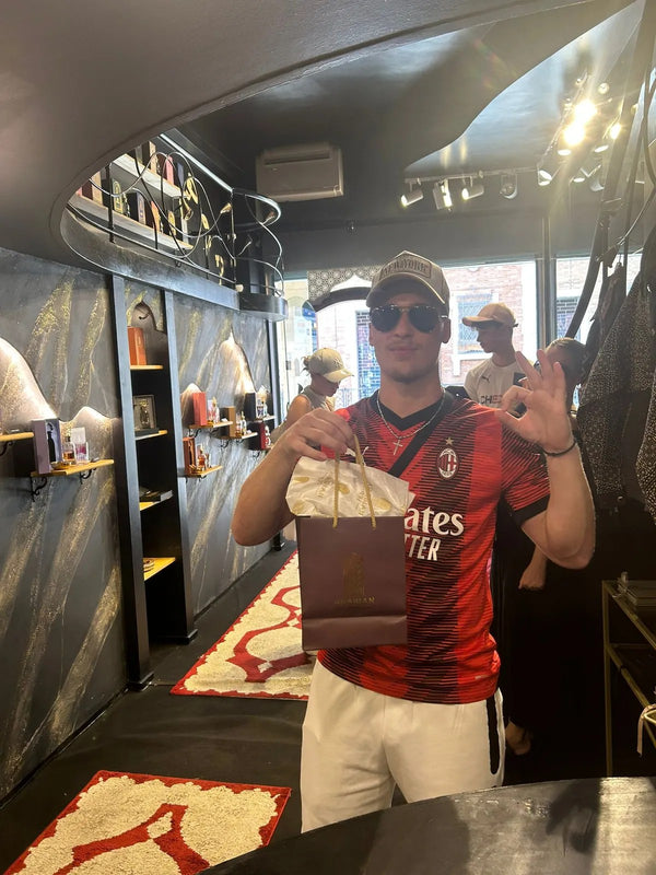 Un cliente in boutique con la busta bordeaux Arabian 971.