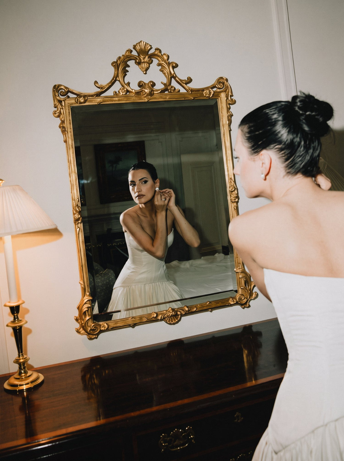 La sposa allo specchio, di profilo