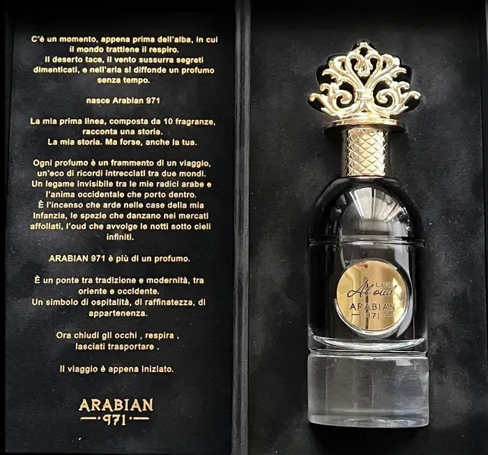 Il cofanetto nero di Lafif El Oud aperto: il manifesto Arabian 971 in oro sul velluto e il flacone accanto.