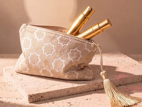 La pochette ricamata con le due essenze da viaggio