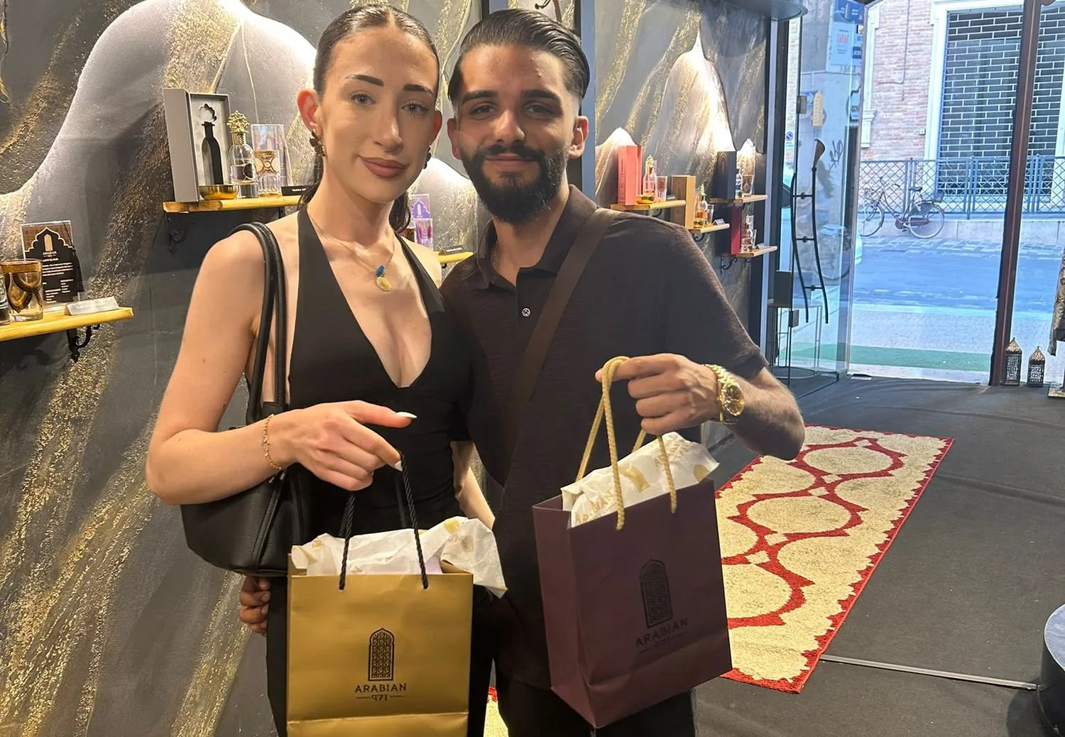 Due clienti nella boutique Arabian 971 con i sacchetti dei loro acquisti