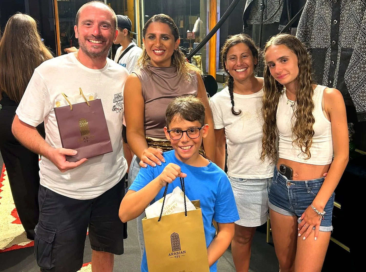 Una famiglia in boutique con i sacchetti Arabian 971