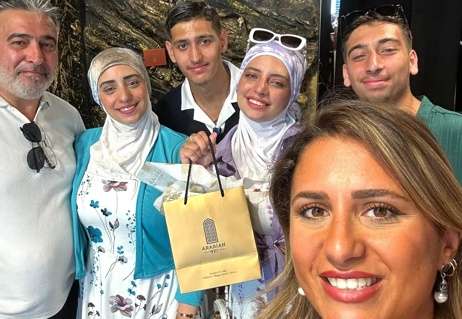 Clienti nella boutique Arabian 971 con il sacchetto del loro acquisto